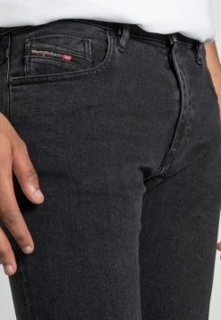 Diesel Meilleur Prix Garanti Jean droit jeans normale male -Boutique France Diesel 167b4eed224b448292132387df3ca010