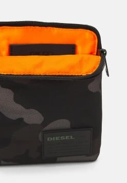 Prix Équitable Diesel DISCOVER-ME F-DISCOVER CROSS CROSS BODYBAG - Sac bandoulière sacs compartiment pour téléphone portable homme -Boutique France Diesel 23c8423e5ce24169b5d551af61623401