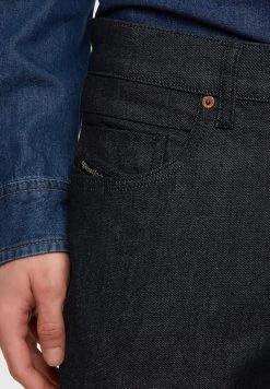 Prix Sacrifiés Diesel Jean droit jeans normale homme 8 Prix Sacrifiés Diesel Jean droit jeans normale homme -Boutique France Diesel 5c6eb7c0f8b64593a8dbbbb993bb3847