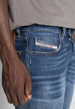 Diesel Meilleure qualité Jean droit jeans normale male -Boutique France Diesel 75554afefead4c81946c1a72b7a10d63