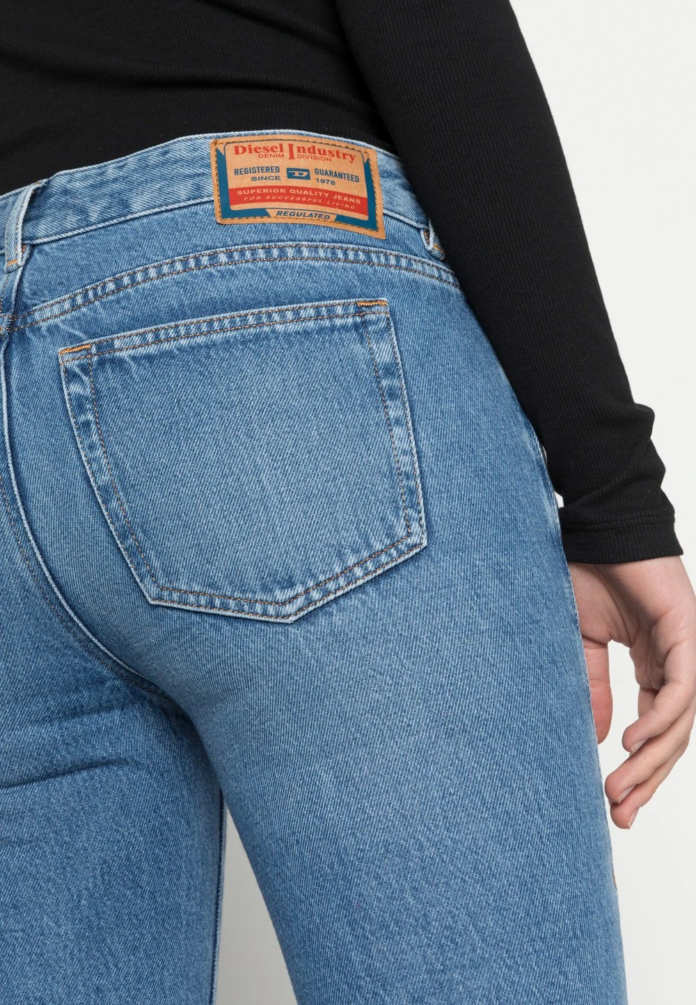 Diesel Prix Distinctifs 1969 D-EBBEY - Jean flare jeans basse female 5 Diesel Prix Distinctifs 1969 D-EBBEY - Jean flare jeans basse female – Image 5